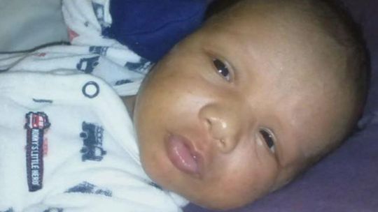 宝宝哭闹不休怎么办？爸爸咬掉儿子的鼻子