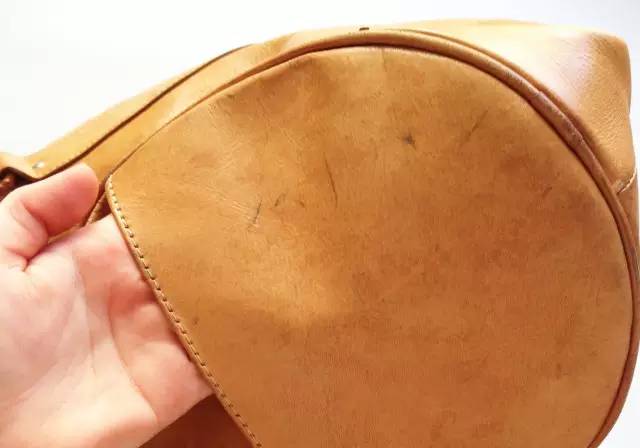 她拿这个擦一擦包包，立马变得和新的一样！