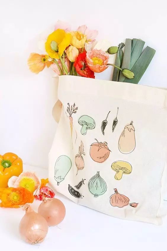 她拿这个擦一擦包包，立马变得和新的一样！