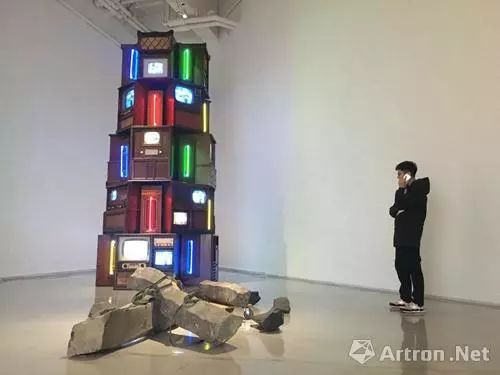 白南准与博伊斯,白南准向博伊斯致敬