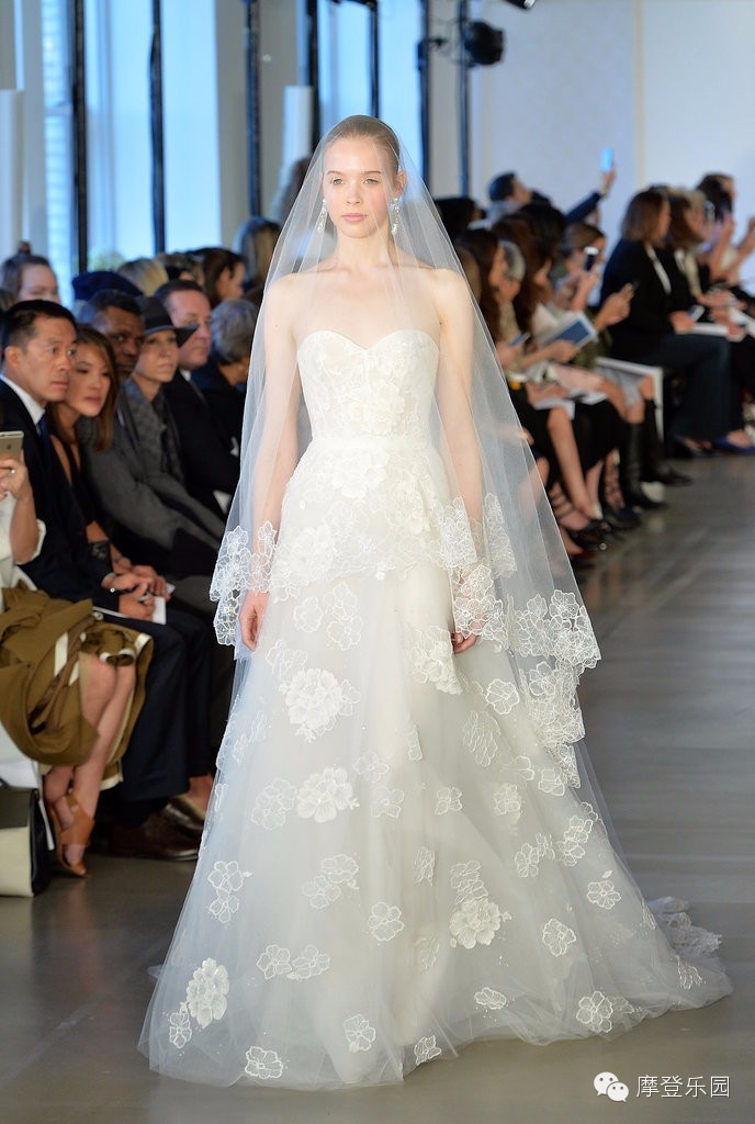 两地办婚礼可以穿两次婚纱吗,婚礼可以穿露脚的婚纱吗