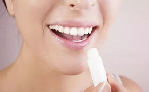 别让口腔难闻问题毁了你的颜值,别让你干裂的嘴影响你