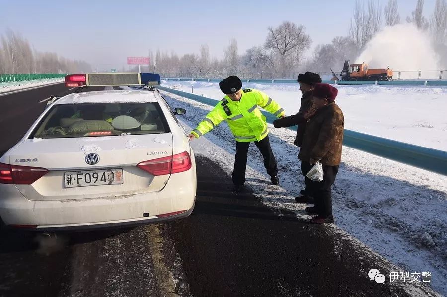 耄耋老人寒夜迷路交警温暖送回家,七旬老人出门迷路民警暖心护送