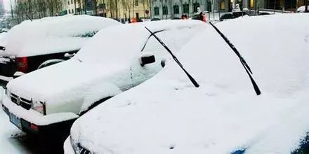 天气寒冷爱车冻住了怎么办,下雪车被冻住最快解决方案