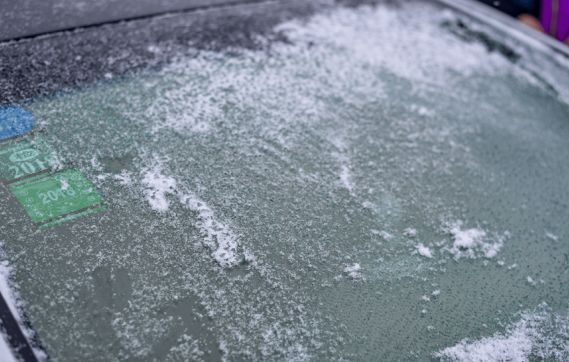 天气寒冷爱车冻住了怎么办,下雪车被冻住最快解决方案