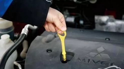 天气寒冷爱车冻住了怎么办,下雪车被冻住最快解决方案