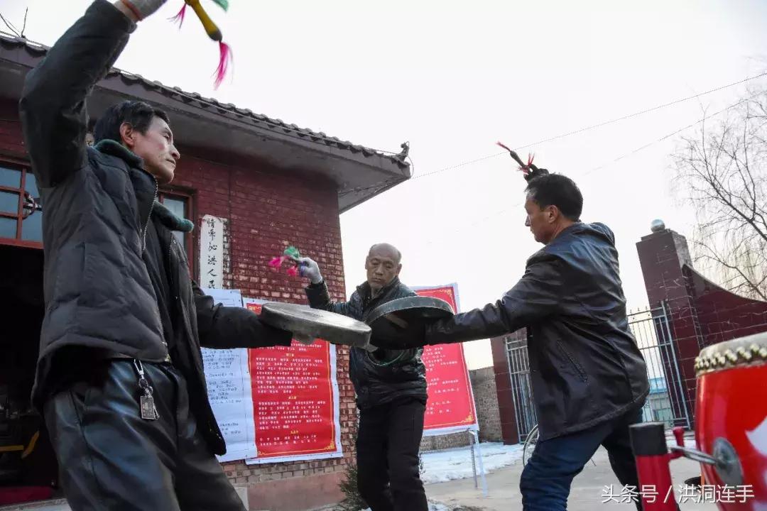 洪洞樊村这群老汉儿真乐哉，威风锣鼓敲得就是美！