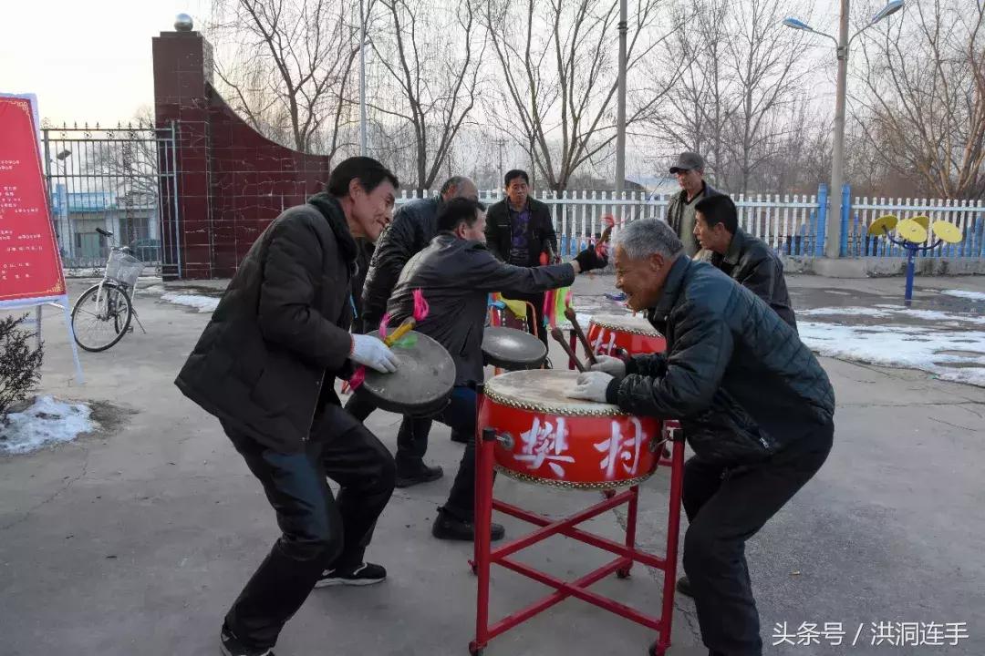 洪洞樊村这群老汉儿真乐哉，威风锣鼓敲得就是美！