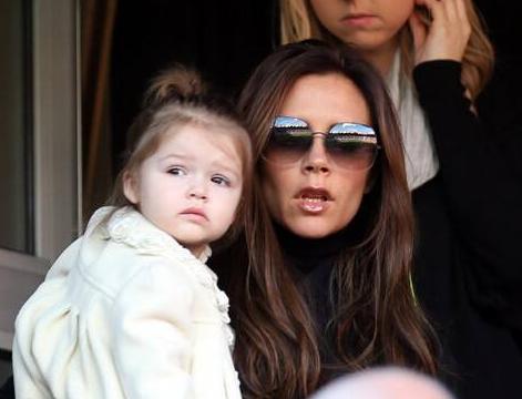 克鲁兹歌迷见面会妹妹小七登台献唱，唱完还不忘鼓掌鼓励自己