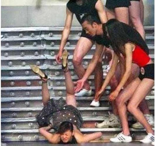 女星戛纳红毯摔倒,女星红毯摔倒外国