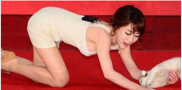 女星戛纳红毯摔倒,女星红毯摔倒外国