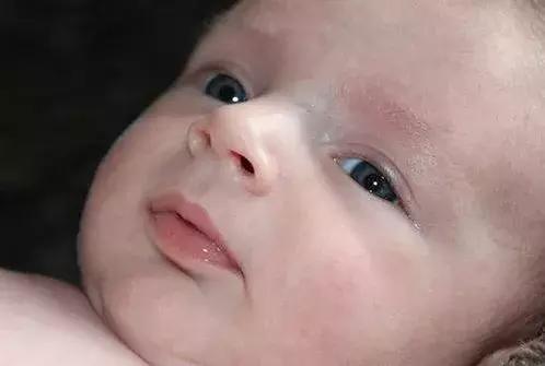 秋冬孩子嘴唇干裂小妙招,冬天宝宝嘴唇干裂是怎么回事