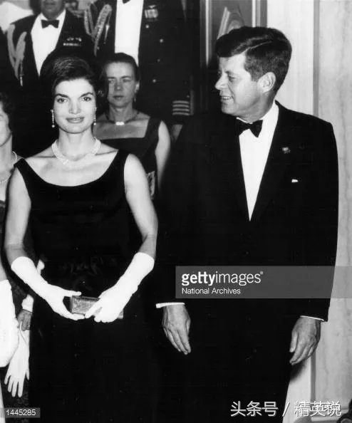 嫁给总统却目睹丈夫被杀，嫁给首富再度守寡，涅槃后的她更传奇