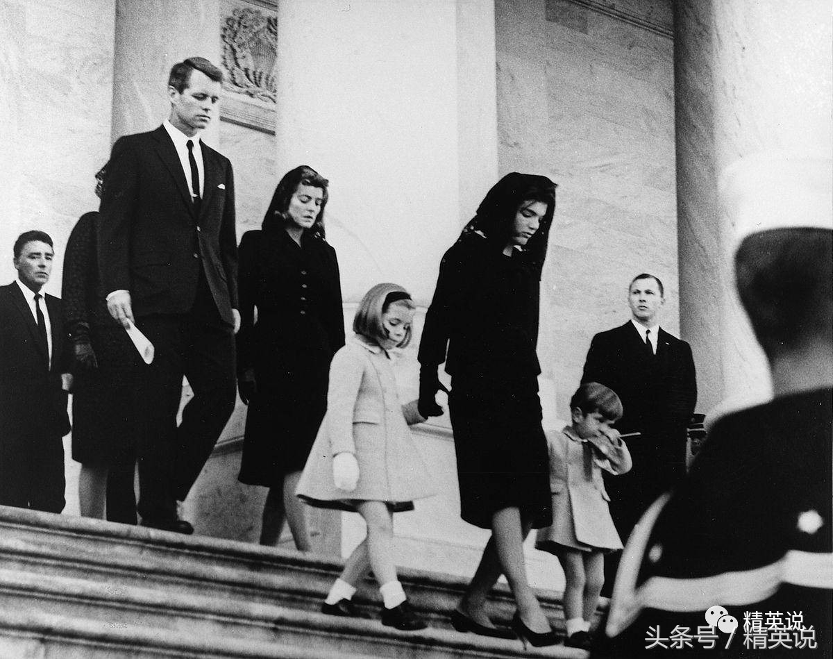 嫁给总统却目睹丈夫被杀，嫁给首富再度守寡，涅槃后的她更传奇