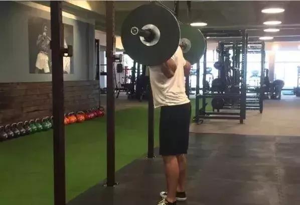 足球杠铃深蹲爆发力训练,爆发力深蹲训练次数