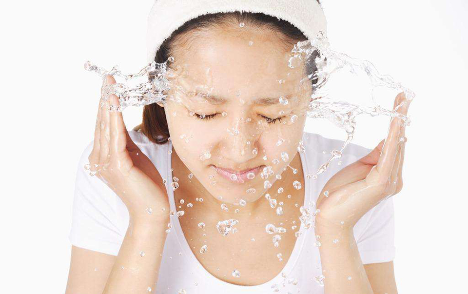 脸上干燥起皮怎么样才能快速补救,化妆干燥起皮