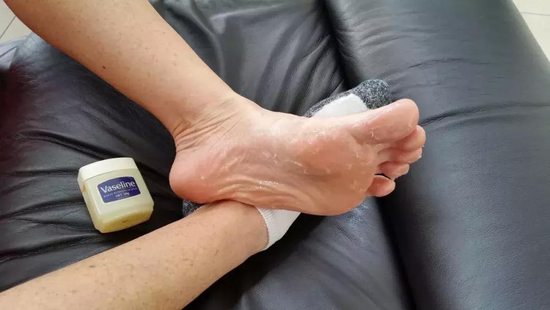 足球技巧练习,足球球鞋顶脚趾解决方案