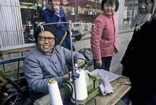 那时候妈妈坐在缝纫机前做针线活咔嗒咔嗒的声音可好听了六零芳华