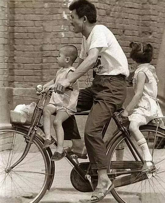 那时候妈妈坐在缝纫机前做针线活咔嗒咔嗒的声音可好听了六零芳华