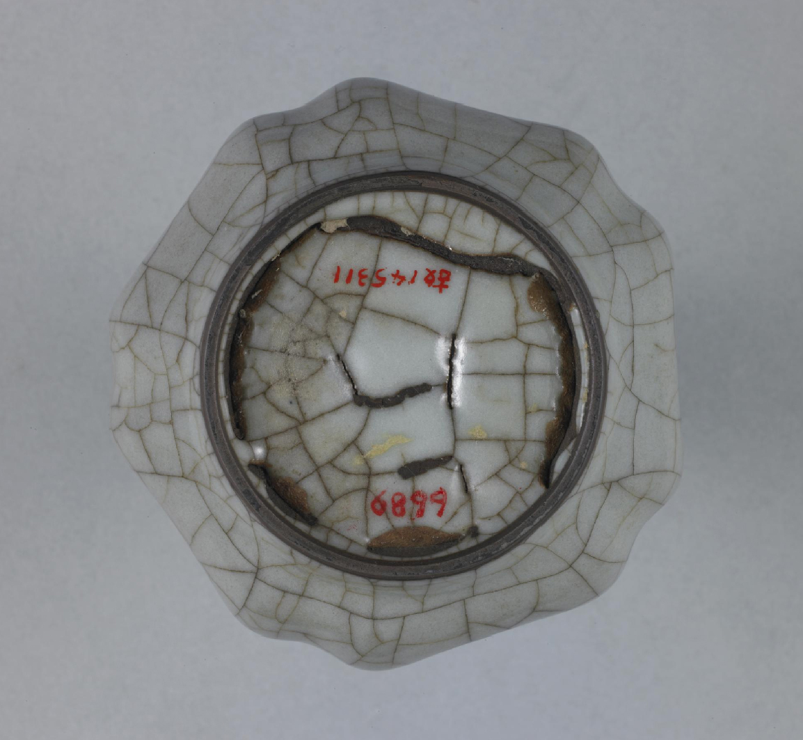 修内遗来千年，紫口铁足，纹如冰之裂