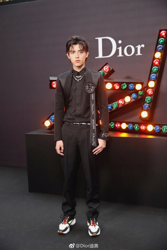 刘昊然青涩潘玮柏尴尬吴建豪乱穿衣？｜2018秋冬米兰男装周成绩单