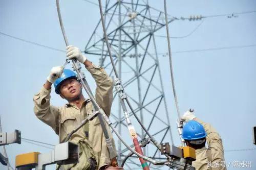暴雪路面救援视频,暴雪应急救援视频