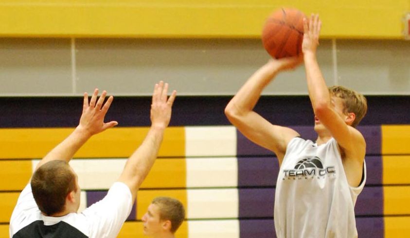 如何练投篮的正确姿势和手型,如何训练投篮姿势与准度