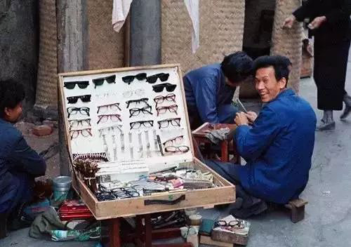 那时候妈妈坐在缝纫机前做针线活咔嗒咔嗒的声音可好听了六零芳华