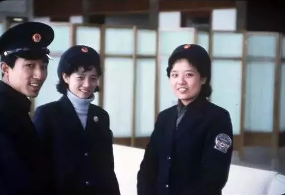 那时候妈妈坐在缝纫机前做针线活咔嗒咔嗒的声音可好听了六零芳华