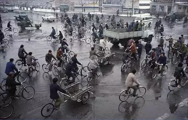 那时候妈妈坐在缝纫机前做针线活咔嗒咔嗒的声音可好听了六零芳华