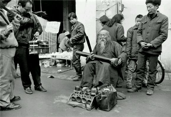 那时候妈妈坐在缝纫机前做针线活咔嗒咔嗒的声音可好听了六零芳华