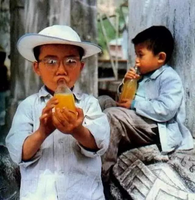 那时候妈妈坐在缝纫机前做针线活咔嗒咔嗒的声音可好听了六零芳华