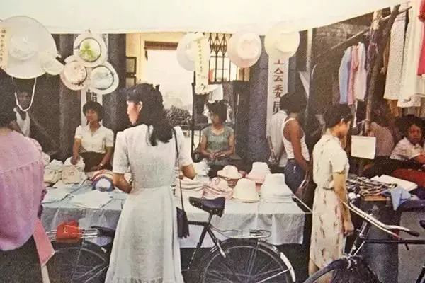 那时候妈妈坐在缝纫机前做针线活咔嗒咔嗒的声音可好听了六零芳华