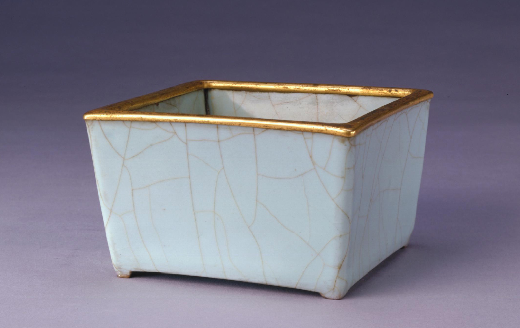 修内遗来千年，紫口铁足，纹如冰之裂