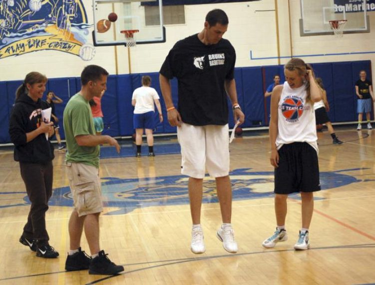 如何练投篮的正确姿势和手型,如何训练投篮姿势与准度