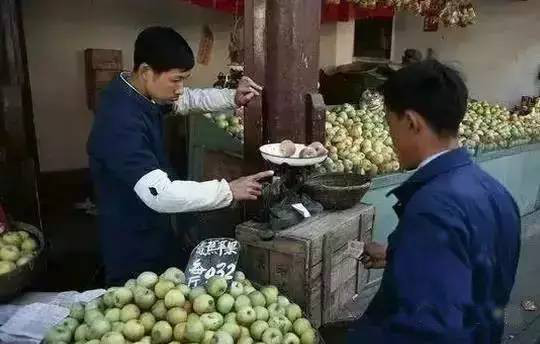 那时候妈妈坐在缝纫机前做针线活咔嗒咔嗒的声音可好听了六零芳华