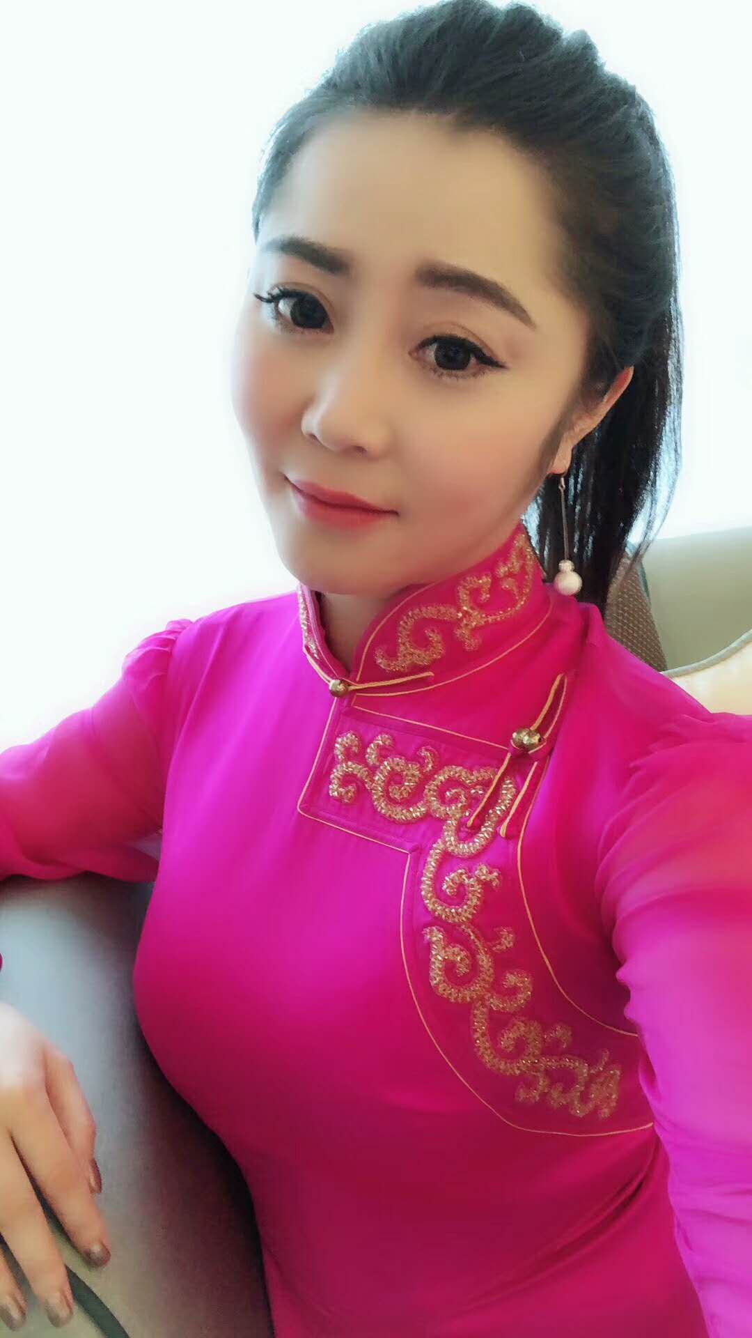 2018年女歌手乌兰娜单曲《一带一路》火爆全网，霸占音乐榜首！