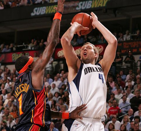 如何练投篮的正确姿势和手型,如何训练投篮姿势与准度