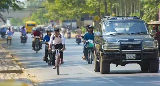 骑摩托车遇到后车跟太近的情况，这些小窍门可以保护好自己！