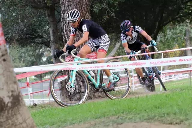 EmilyKachorek为何会从生物保护学领域转向自行车运动？