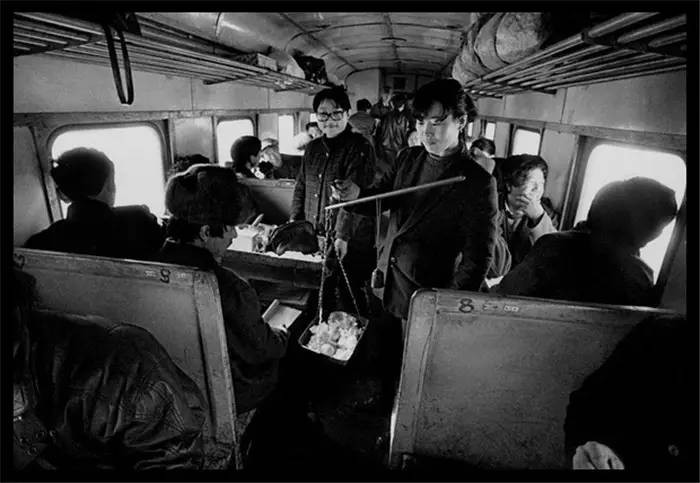 那时候妈妈坐在缝纫机前做针线活咔嗒咔嗒的声音可好听了六零芳华