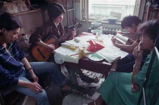 那时候妈妈坐在缝纫机前做针线活咔嗒咔嗒的声音可好听了六零芳华