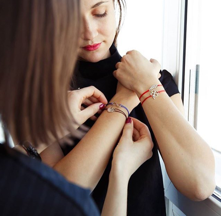 小李子戴的红绳,新春温柔敲显白转运红绳手链分享