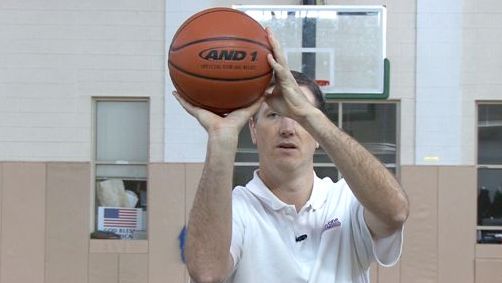 如何练投篮的正确姿势和手型,如何训练投篮姿势与准度