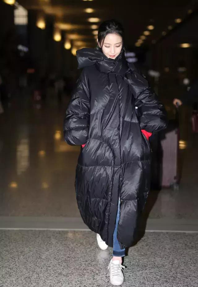 天寒地冻，好想用娜扎身上这件“棉被”羽绒服来保暖