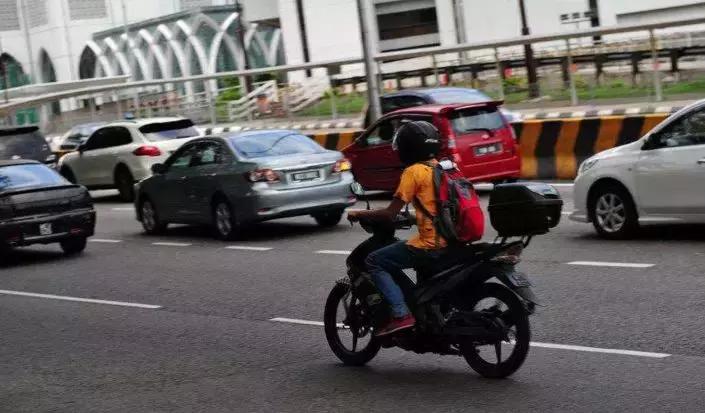 骑摩托车遇到后车跟太近的情况，这些小窍门可以保护好自己！