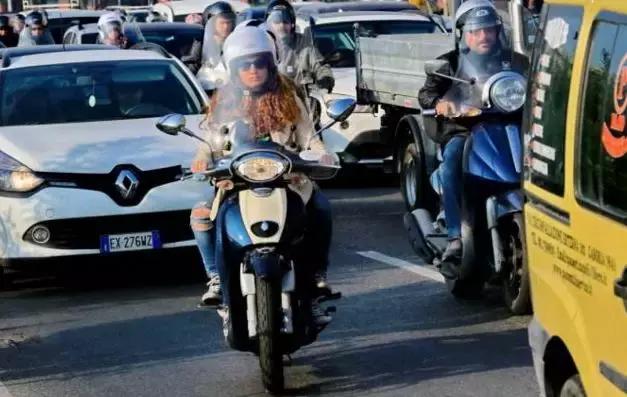 骑摩托车遇到后车跟太近的情况，这些小窍门可以保护好自己！