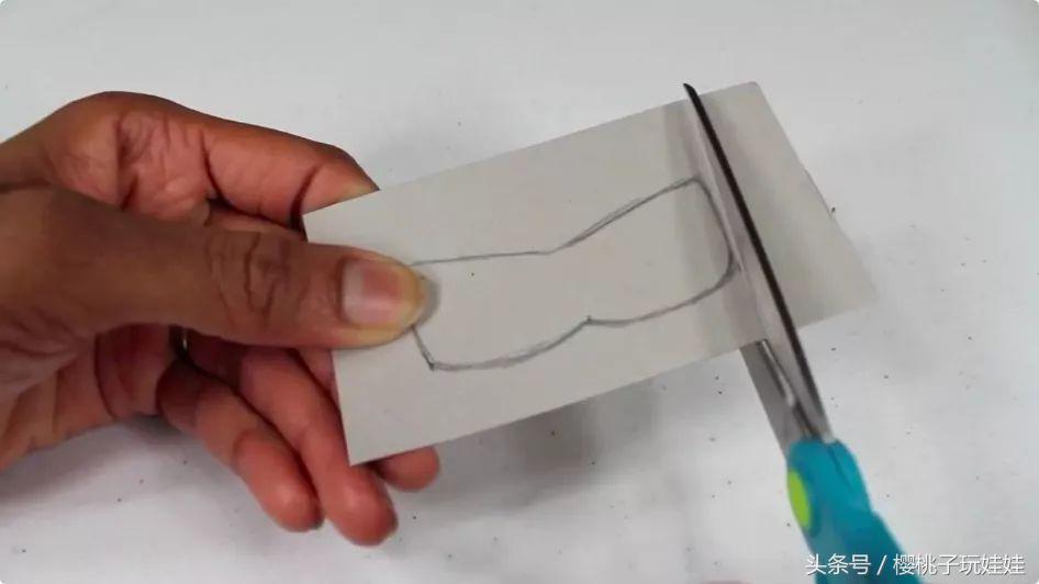 迷你手工自己动手给芭比做,手工制作芭比娃娃的头饰教程