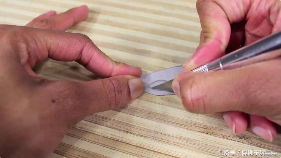 迷你手工自己动手给芭比做,手工制作芭比娃娃的头饰教程