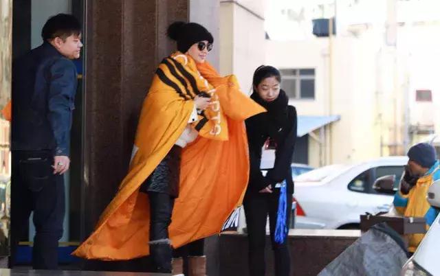 天寒地冻，好想用娜扎身上这件“棉被”羽绒服来保暖